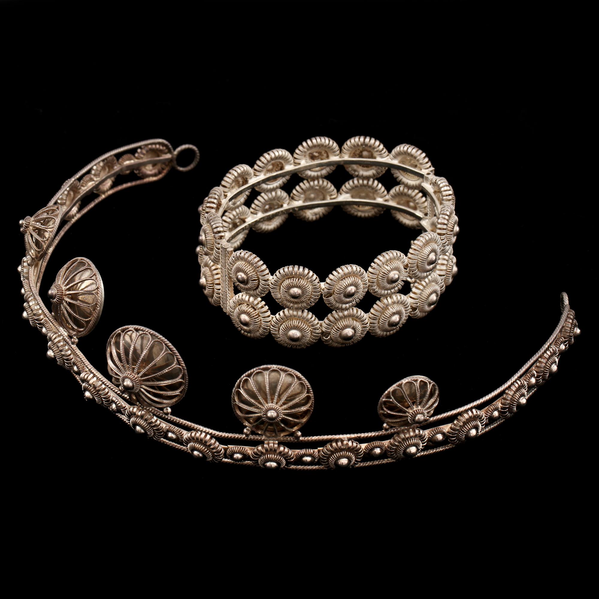 DIADEM samt ARMBAND, silver, omkring 1900-talets mitt. Vikt 65 g.