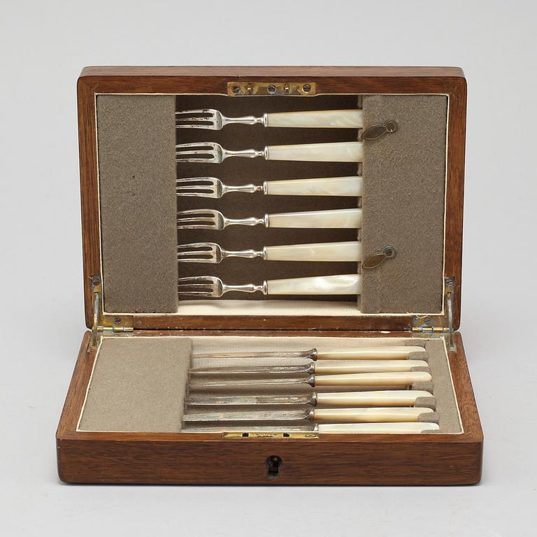 Twelve 20th century fruit flatware, Sheffield, England.