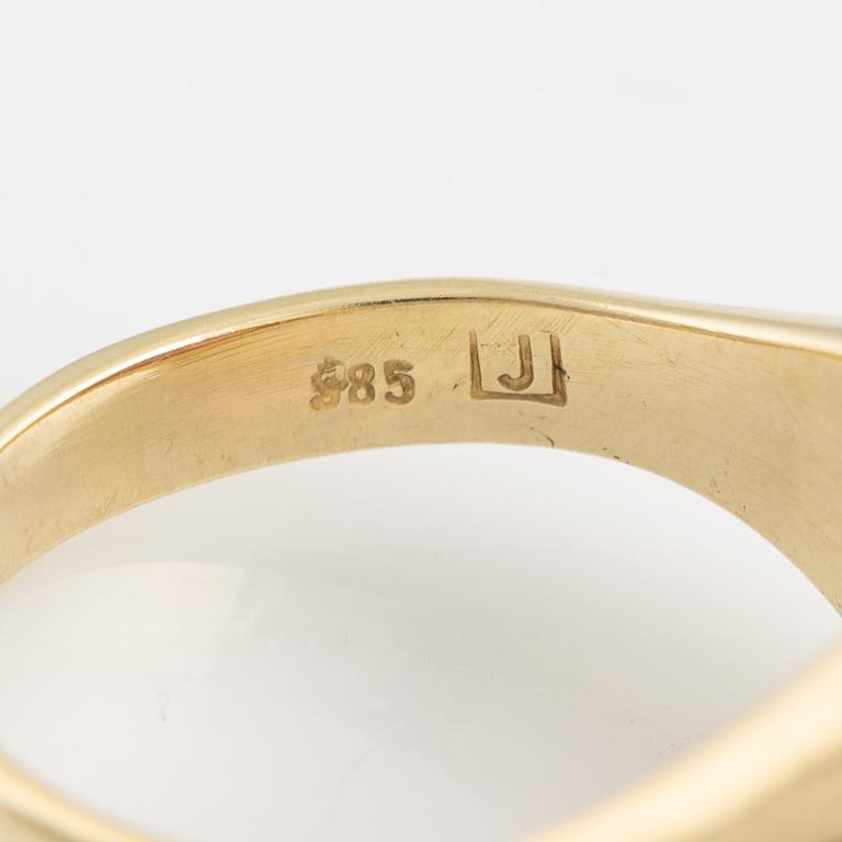 Ring guld med cabochonslipad rosa turmalin.