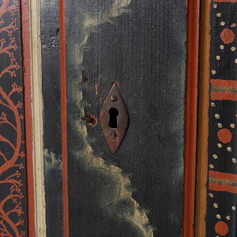 Hängskåp, allmoge, Järvsö, Hälsingland. Omkring 1795-1800.