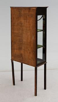 VITRINSKÅP, 1900-talets första hälft, sannolikt England.