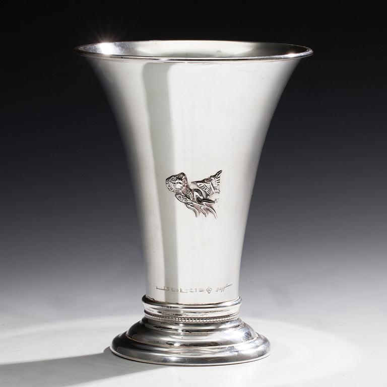 BÄGARE, sterling silver, svenska importstämplar 2004. Vikt 302 g.