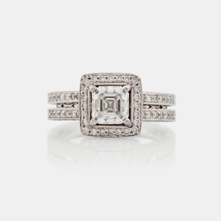 RING med Asscherslipad diamant 1.04 ct, kvalitet F/VS1 samt briljantslipade diamanter. GIA certifikat.