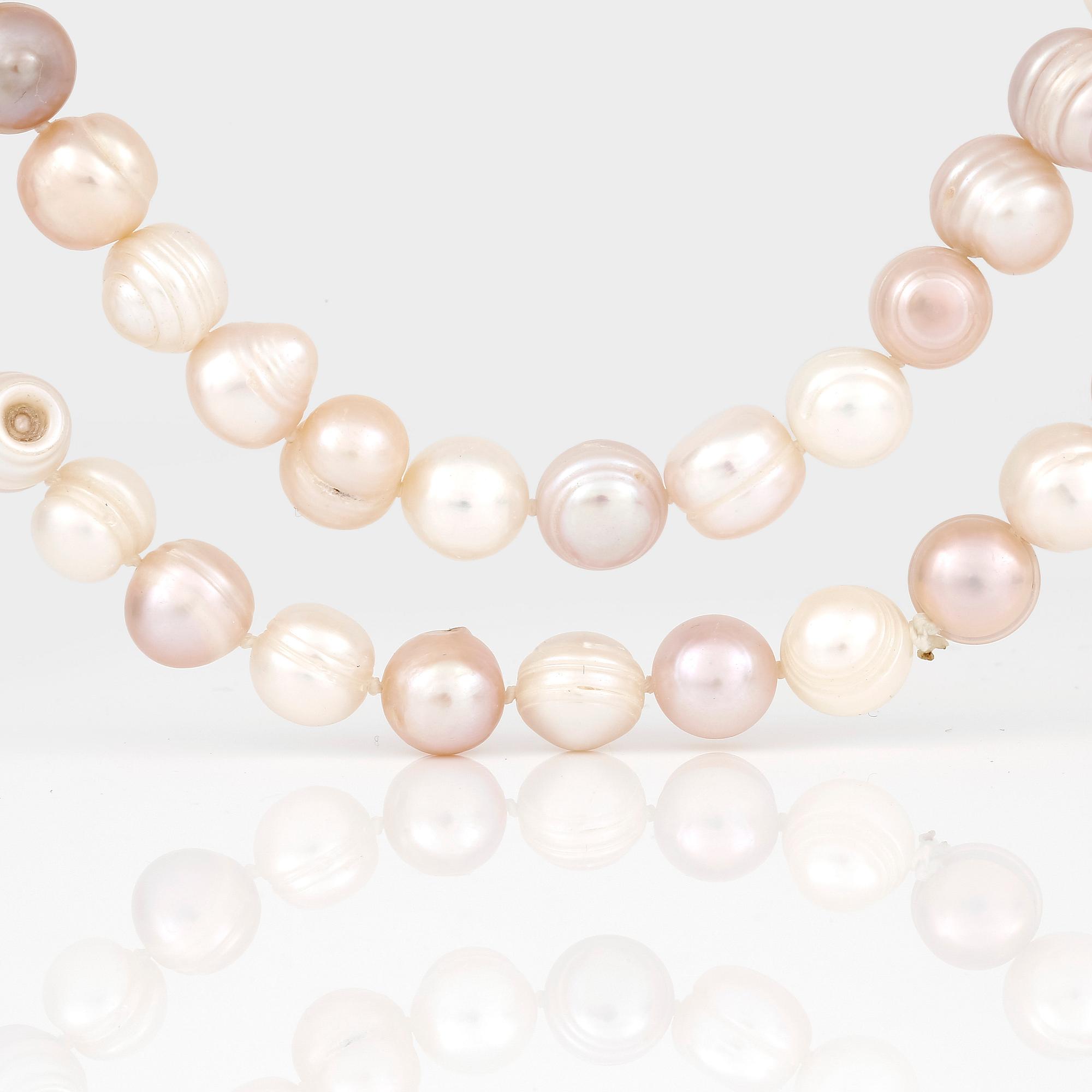 COLLIER, 2 st, odlade vita och rosa sötvattenpärlor.