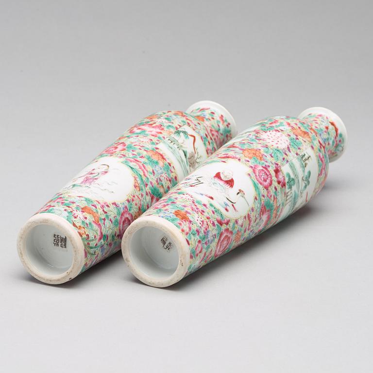 VASER, ett par, porslin. Qingdynastin, 1800-tal.