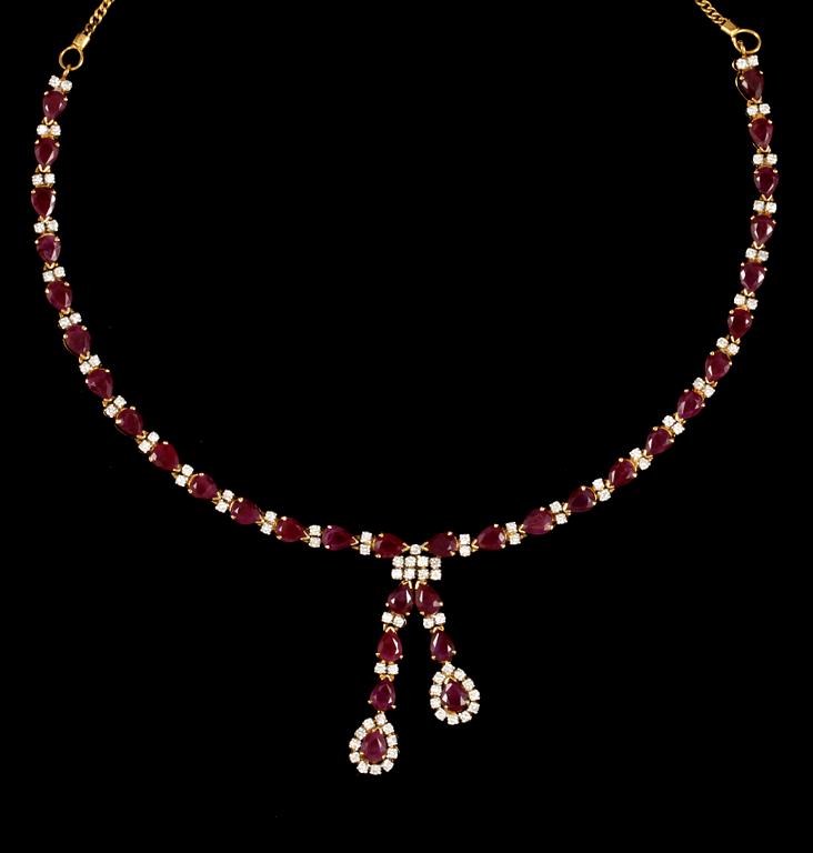 COLLIER, 18k guld med rubiner tot ca15ct och briljanter tot ca1,40ct. Vikt 24,5g.