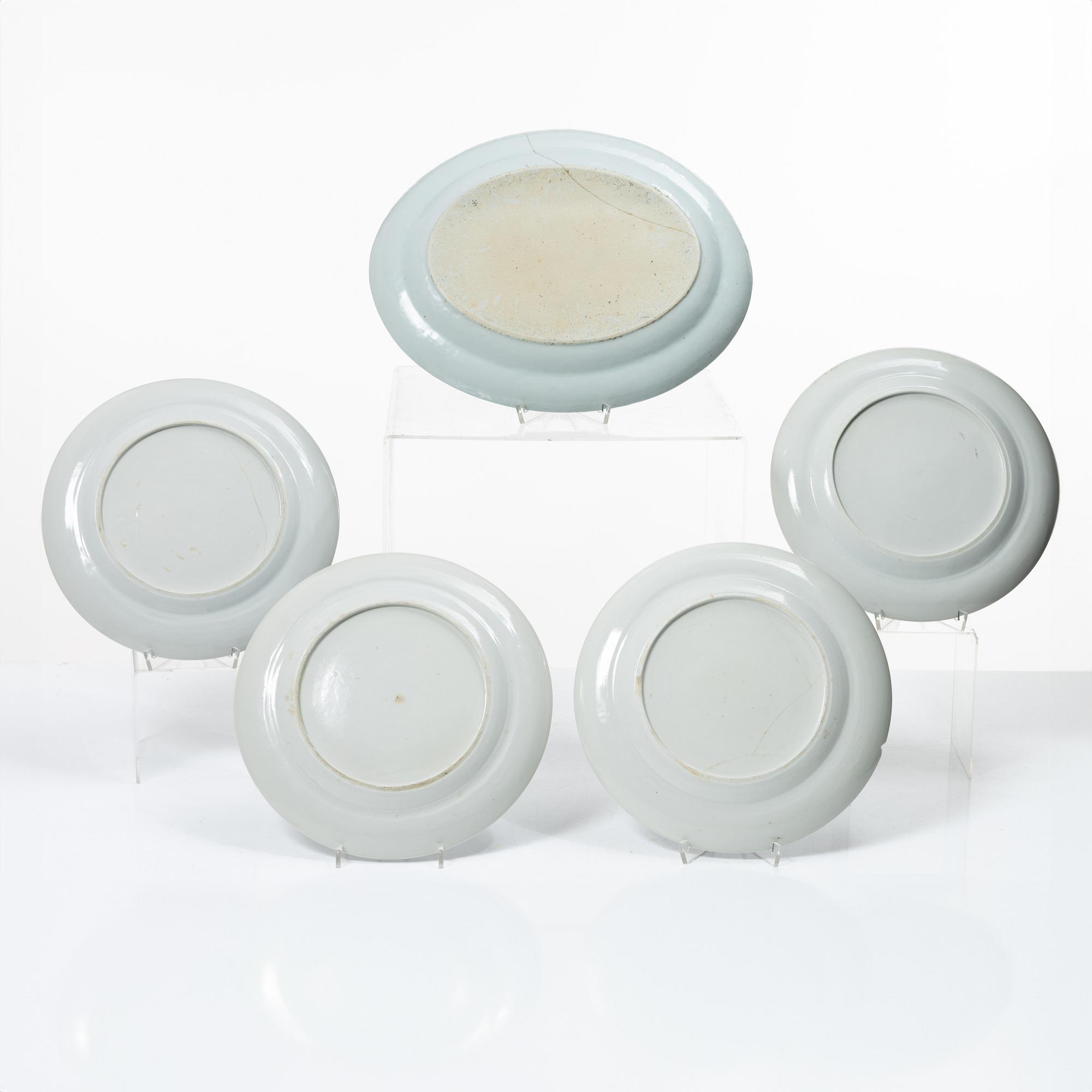 Four Chinese blue and white export porcelain plates and a serving dish, Qing dynasty, Jiaqing (1796-1820).