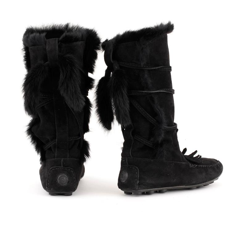 YVES SAINT LAURENT, a pair of black leather and fur moccasin boots, size 39.