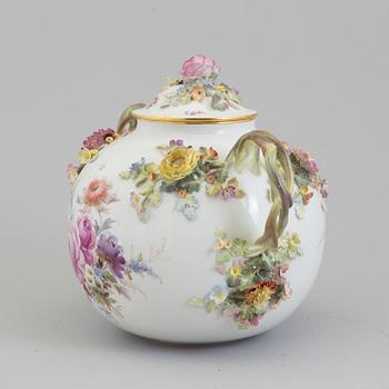 A MEISSEN PORCELAIN JAR AND LID, first half of the 20th century.