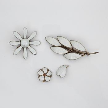 SMYCKESET, 2 par örhängen, 2 broscher. Förgyllt silver och emalj, Norge. 1940-50-tal.
