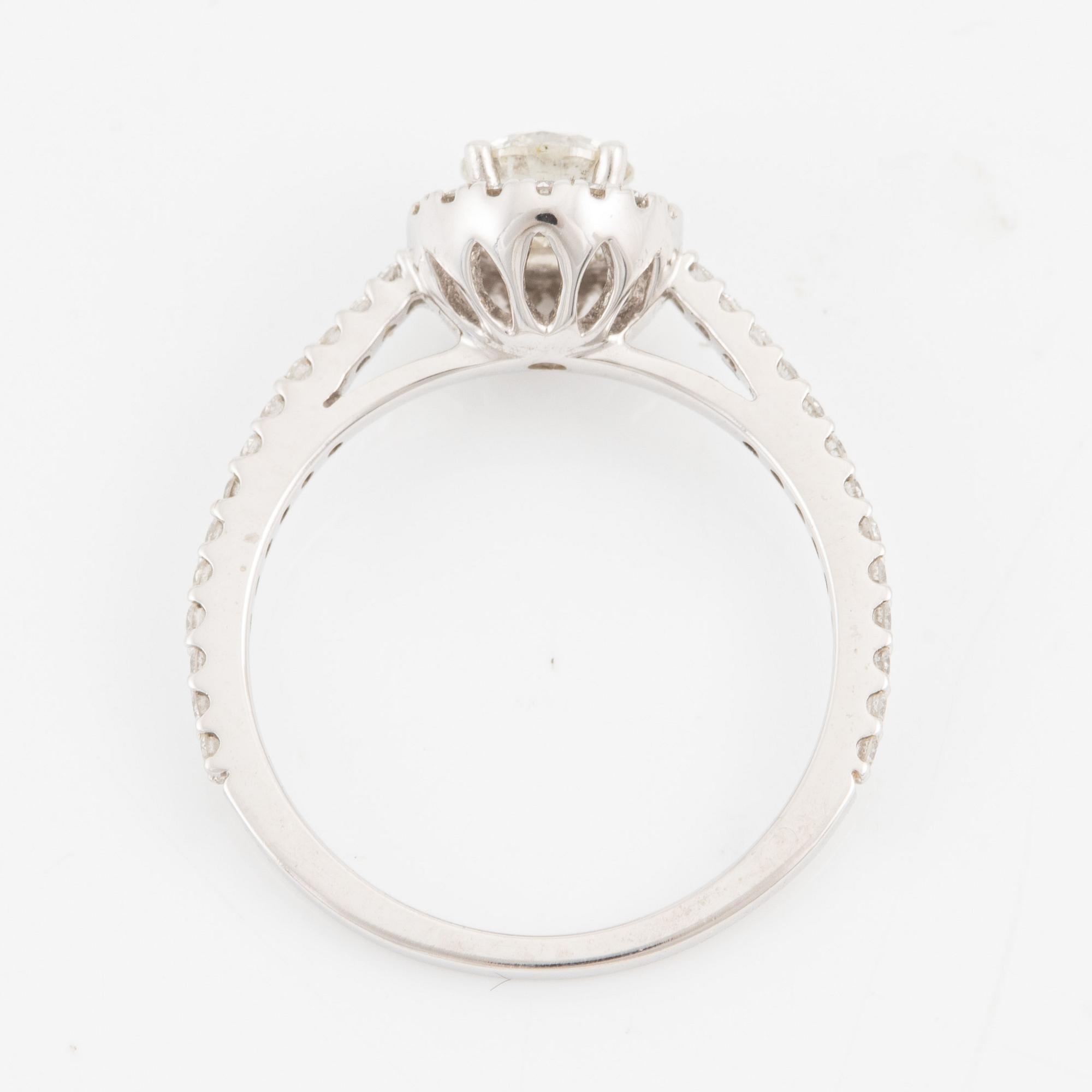 Ring, 14K white gold with brilliant-cut diamonds.