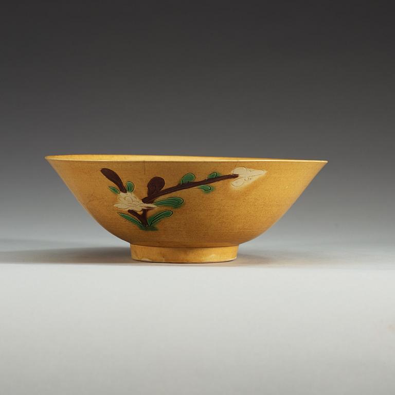 A yellow, aubergine and green glazed bisquit bowl, Qing dynasty, Kangxi (1662-1722).