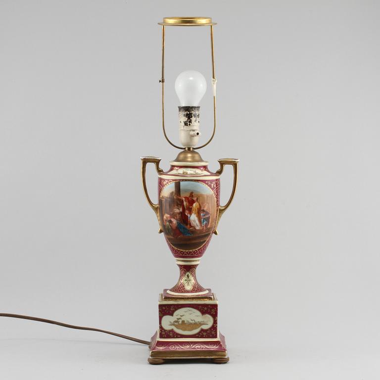 BORDSLAMPA, porslin, Wienliknande märke, 1900-talets första hälft.