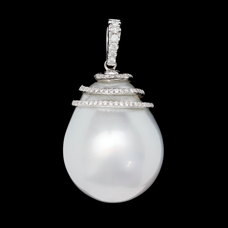 HÄNGSMYCKE, odlad South Sea pärla, 22,5 x 18 mm, med briljantslipade diamanter, tot. ca 0.25 ct..
