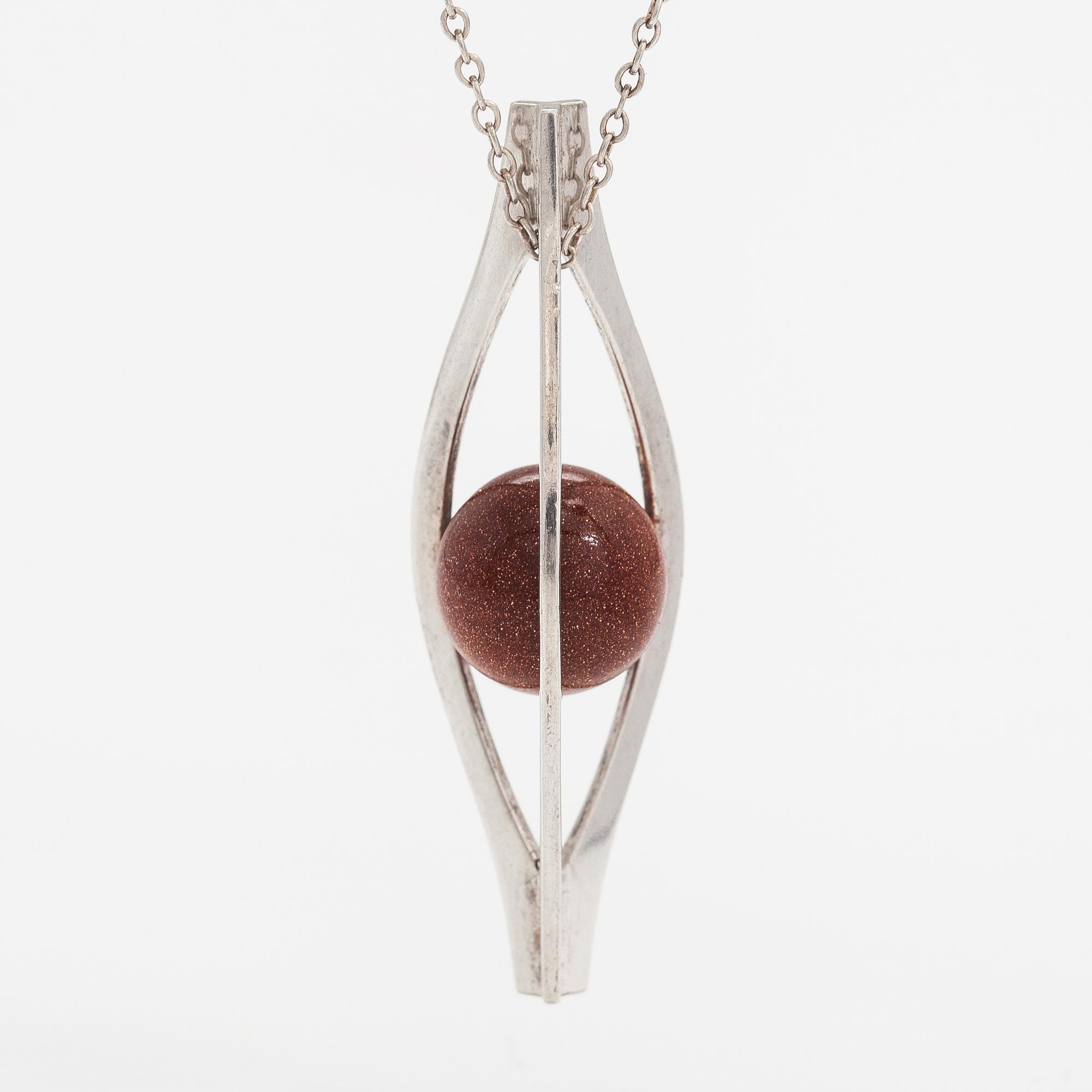 Elis Kauppi, A silver necklace with a goldstone pearl. Kupittaan kulta, Turku 1962.