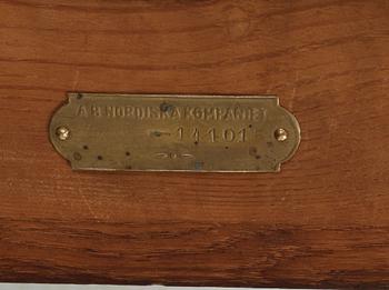 RÖKBORD, barockstil, brickmärkt NK och numrerat 141015. 1920-tal.