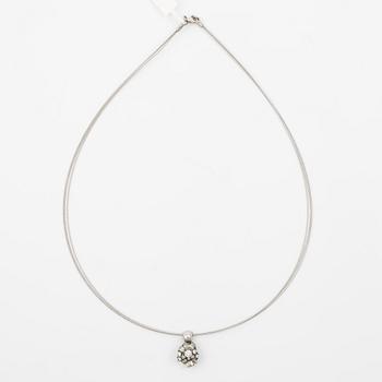 Collier 18K vitguld med dropp-, baguette och briljantslipade diamanter.