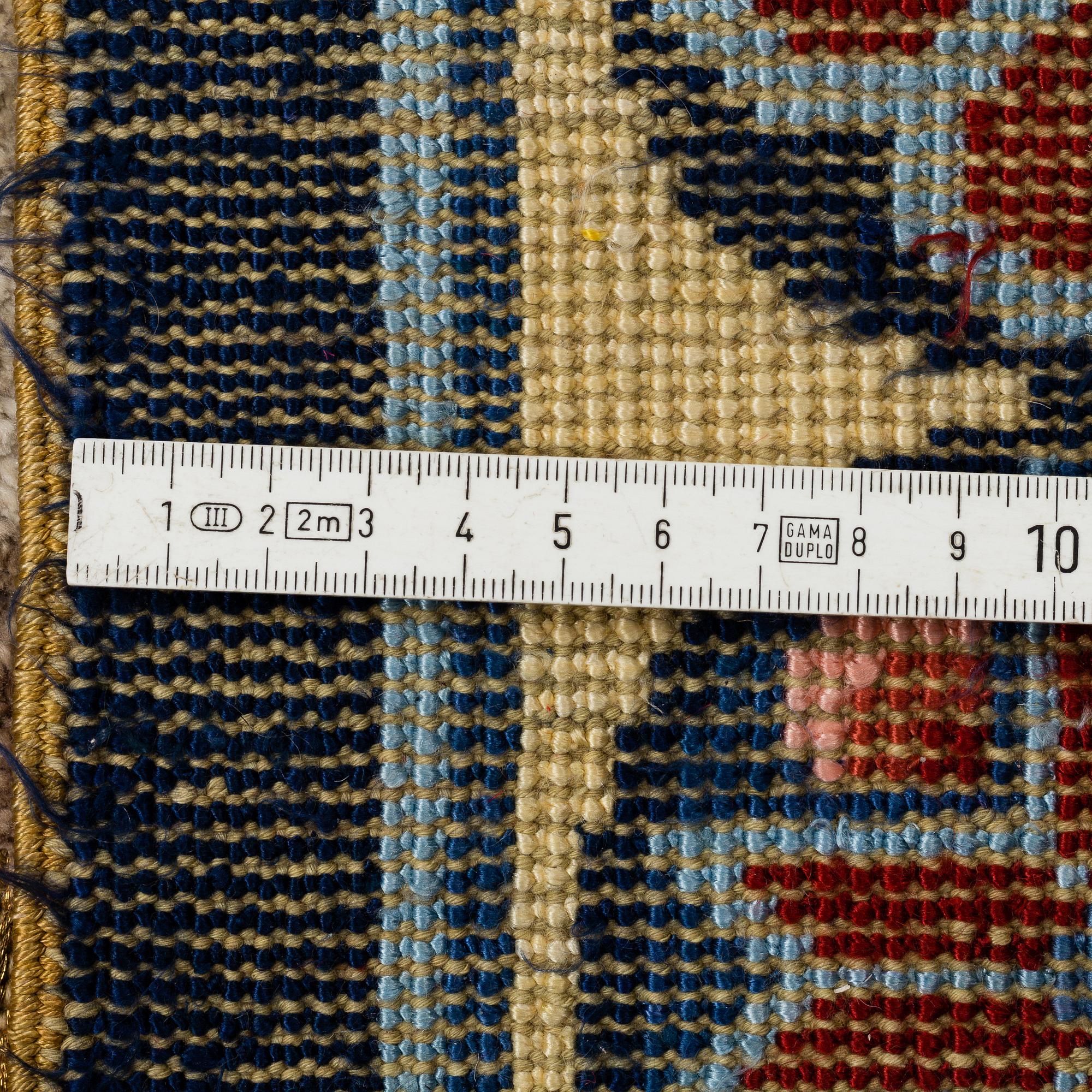 MATTO,  a semi-antique/an old silk China figural relief, ca 176-177 x 121,5-125,5 cm.