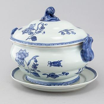 A porcelain terrine "Nejlika" from IKEAS 18th century series from the late 20th century.