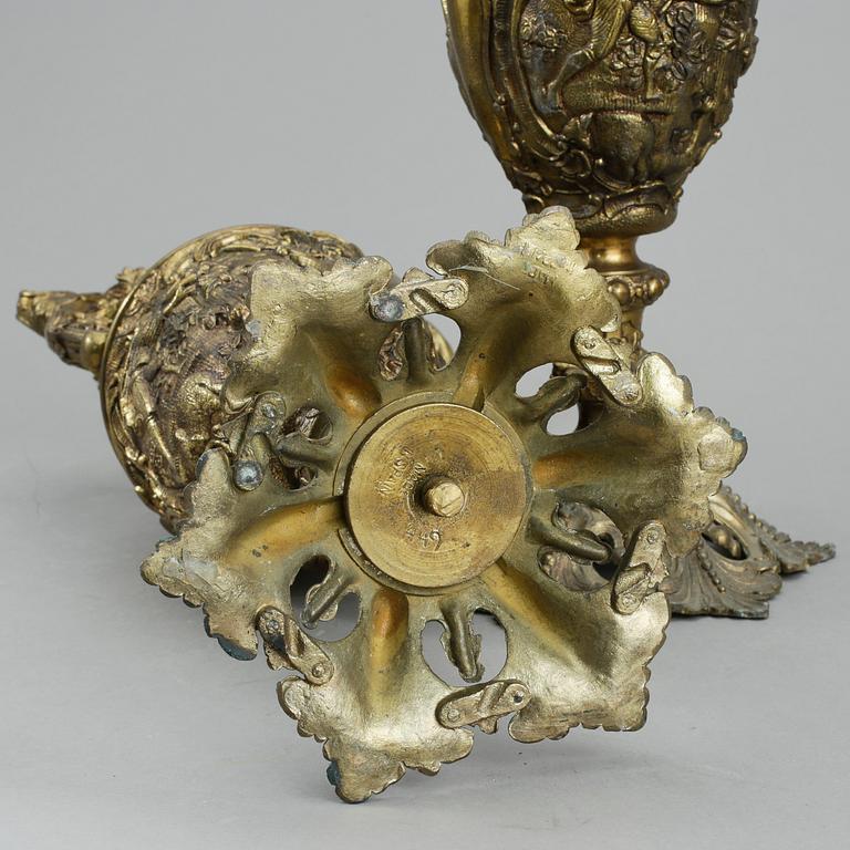 DEKORATIONSURNOR, ett par, gulmetall, Spanien, 1900-tal.