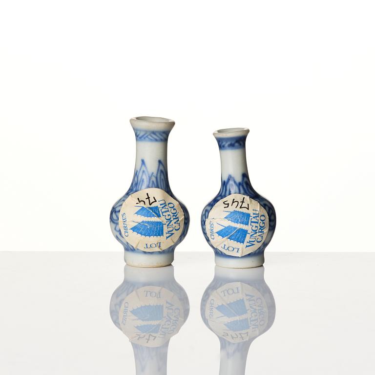 A pair of Chinese blue and white 'Vung Tau Cargo' porcelain miniature vases, Qing dynasty, around 1690.