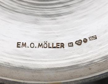 SKÅL PÅ FOT, silver, EM O Möller, Malmö 1925. Vikt ca 229 g.