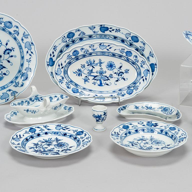 Meissen, ruoka- kahvi ja teeastiasto, n. 115 osaa, "Zwiebelmuster/Sipulikuvio", posliinia, 1900-luku.