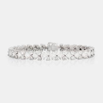 761. A brilliant- and princess-cut diamond, 7.00 cts in total according to engraving, bracelet.