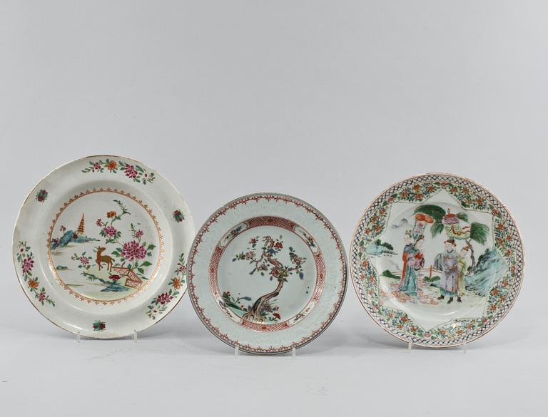 BÅLSKÅL, KANNA samt TALLRIKAR, 3 st, porslin, Kina, 1700-tal respektive 1800-tal.