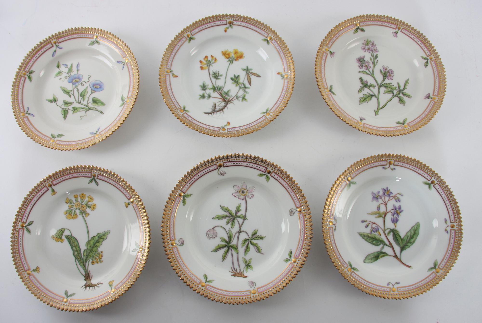 KOPPAR MED FAT samt ASSIETTER, 6+6 st, porslin. Royal Copenhagen "Flora Danica".