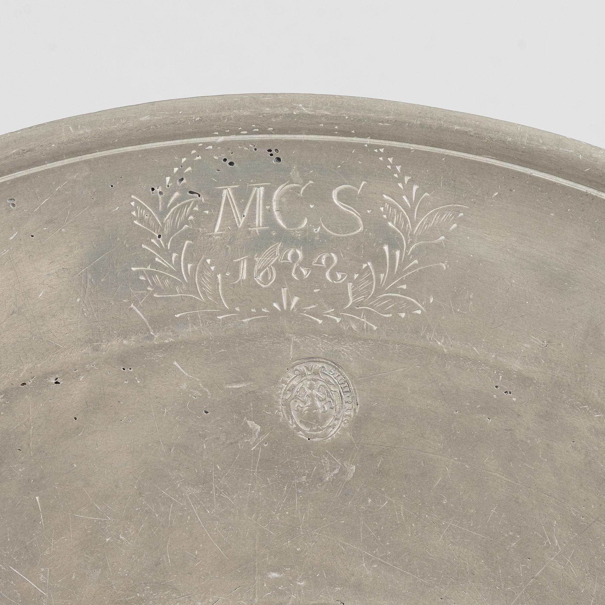 A presumably German baroque pewter charger, early 18th century.