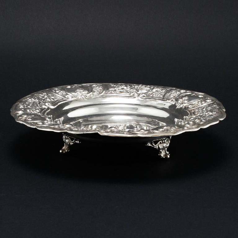 A 20th century silver plate from Egypt. Weight 412 g.
