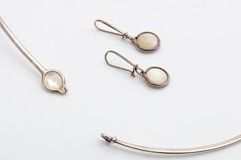 Vivianna Torun Bülow-Hübe necklace and earrings sterling silver and mother of pearl, signed Torun sterling.