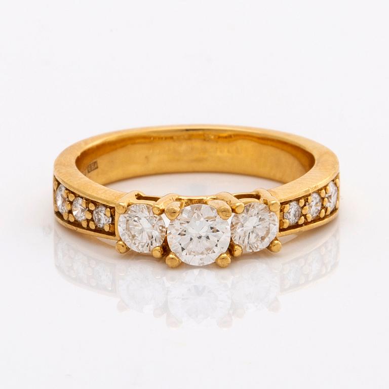 RING 18K gold w brilliant-cut diamonds. 3 center stones approx 0,70 ct in total.