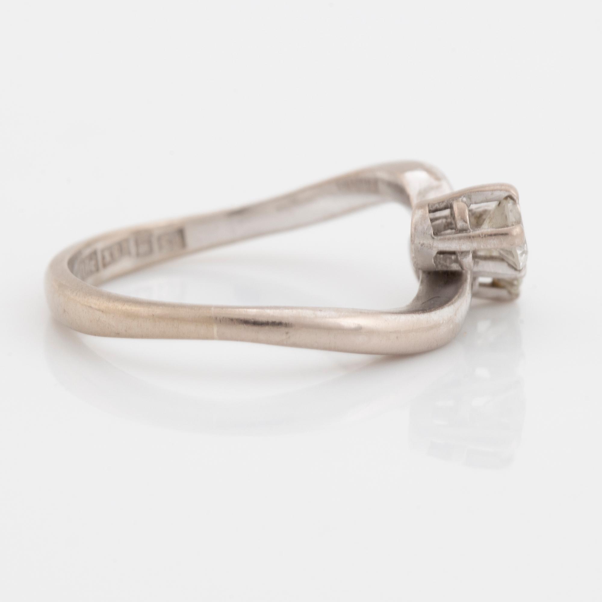 Brilliant cut diamond cross over ring.