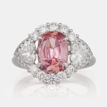 1158. RING med obehandlad padparadscha (orange-rosa safir) samt diamanter.