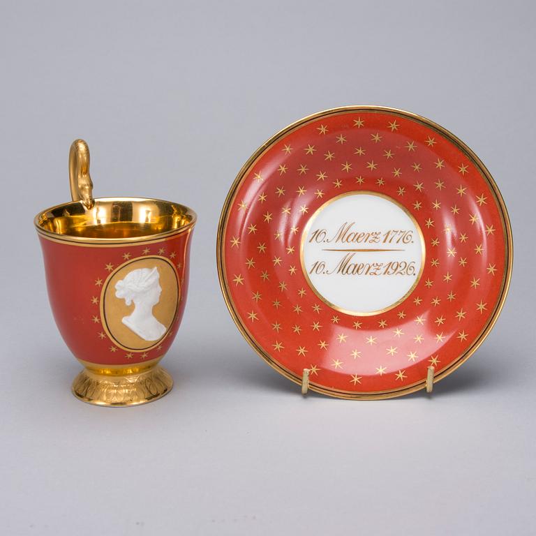 KAFFEKOPPAR, 2 st, VAS och FIGURIN, porslin, KPM, Berlin, 1900-tal.