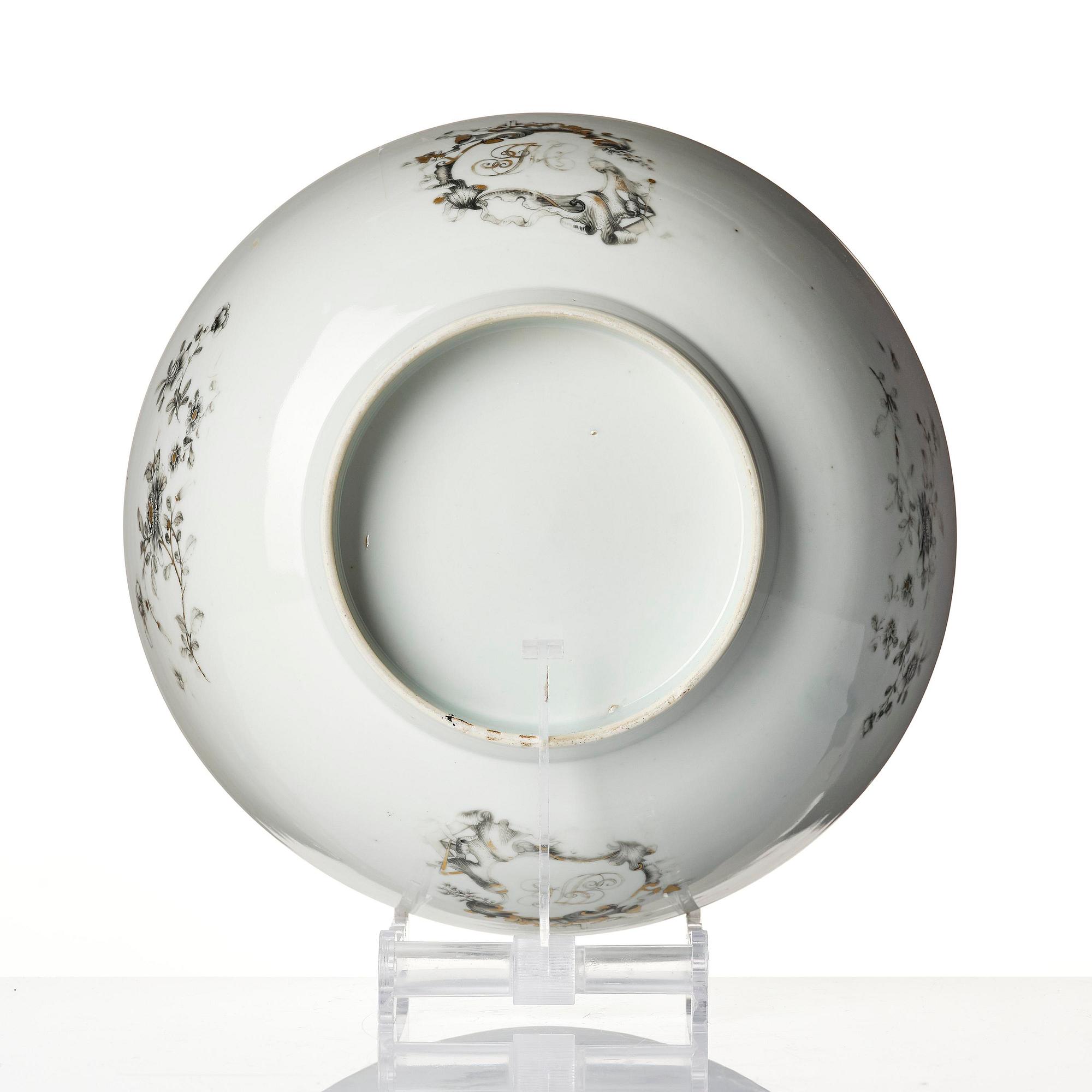 A grisaille decorated punch bowl, Qing dynasty, 18th century.