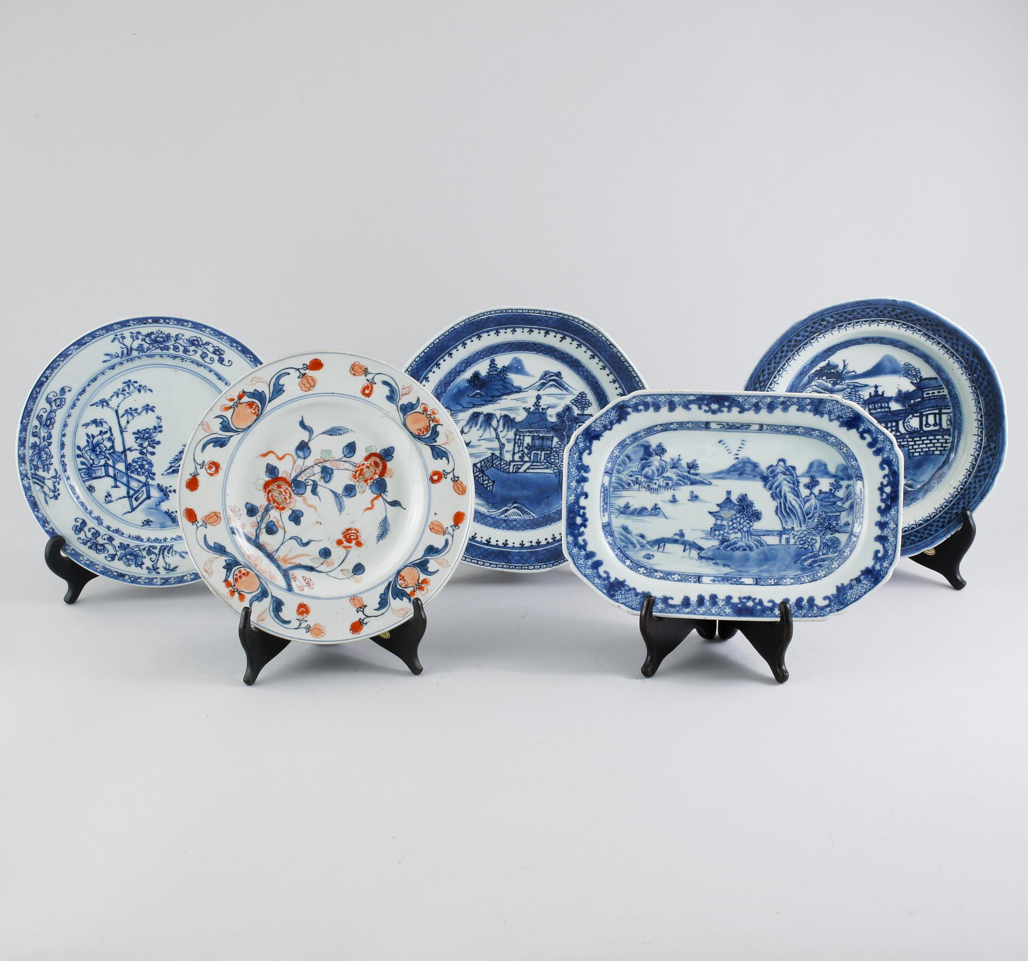 FOUR PLATES AND ONE DISH, Qianlong (1736- 1795) and Jiaqing (1739-1820).