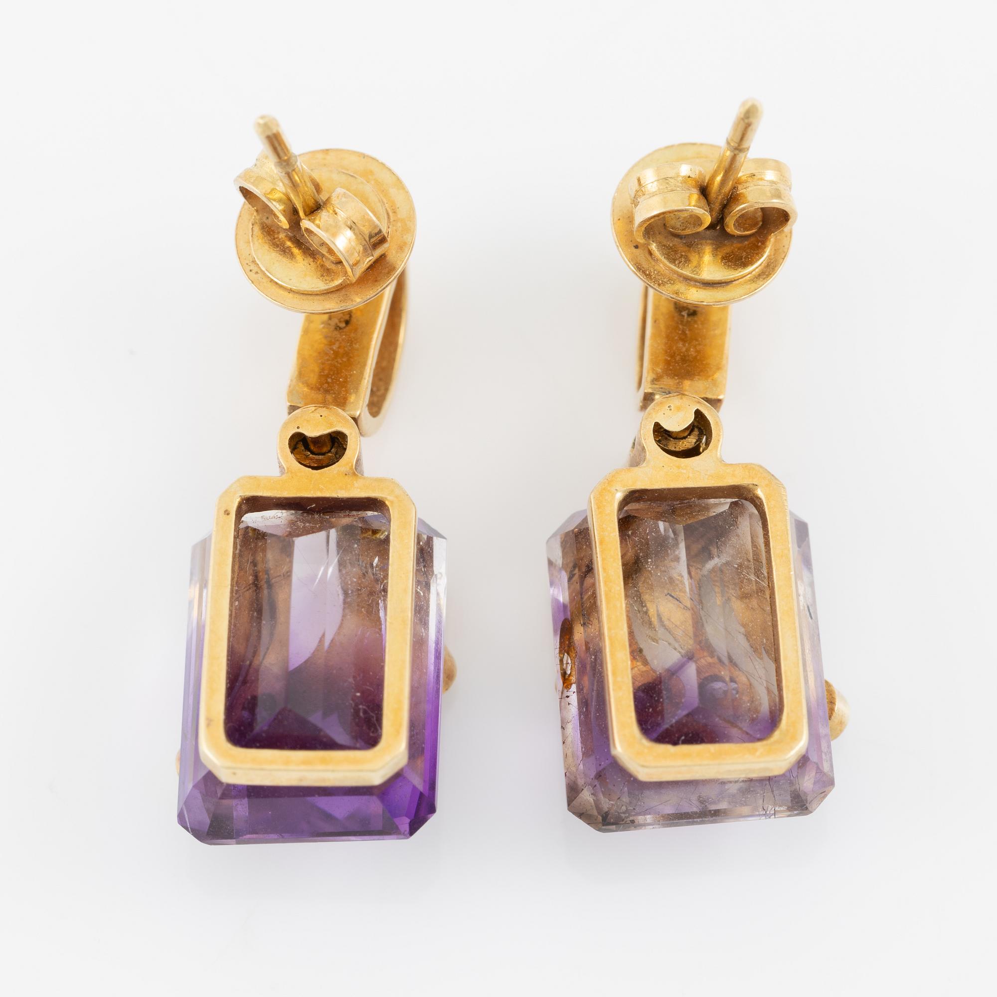 Earrings, 18K gold with amethysts and brilliant-cut diamonds.