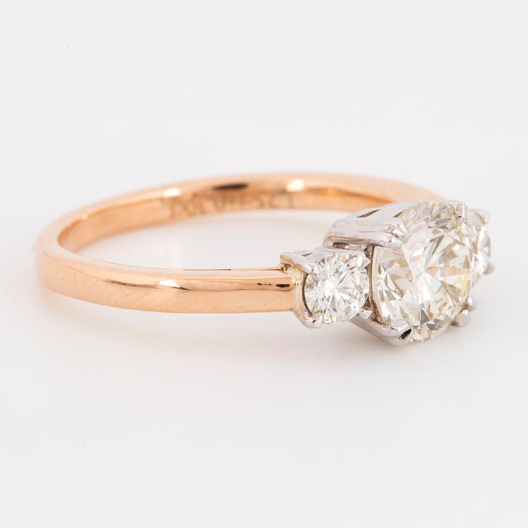 Brilliant-cut diamond three stone ring. GIA-report.