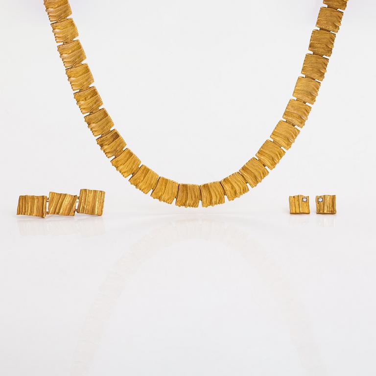 Kimmo Virkkunen, A 14K gold necklace, earrigns and brooch, diamonds ca. 0.06 ct in total. Helsinki 1991.
