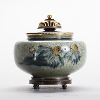 URNA MED LOCK, porslin och brons,  Knud Andersen för Royal Copenhagen.