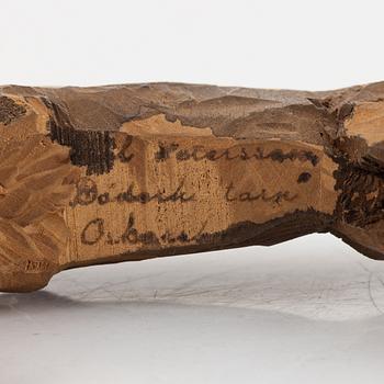 Axel Petersson Döderhultarn, skulptur, stämpelsignerad. Delvis bemålat trä, höjd 10-16,5 cm.