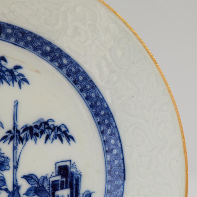 A soft paste porcelain plate, Qing dynasty, early 18th century.