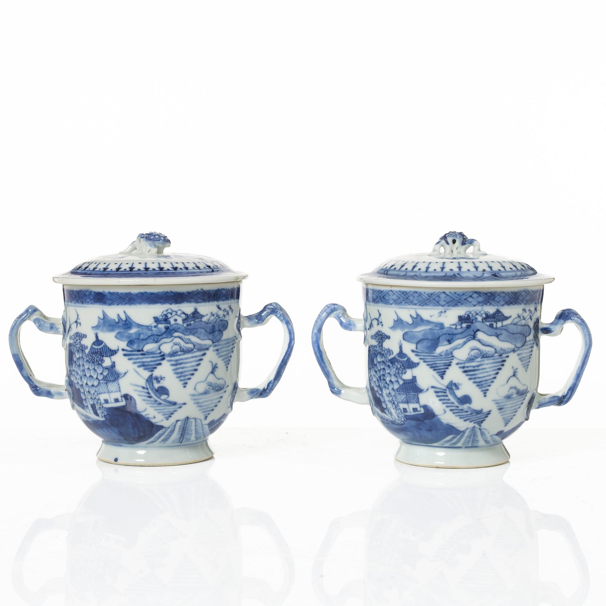 Mugg samt två muggar med lock, porslin, Kina, Qingdynastin, 1700-1800-tal.