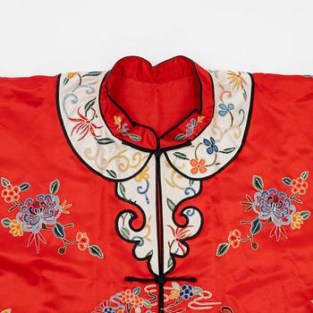 An embroidered Chinese silk robe, first half of the 20th century.