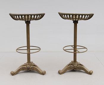 BARSTOLAR, 1 par, gjutjärn, 1900-talets andra hälft.