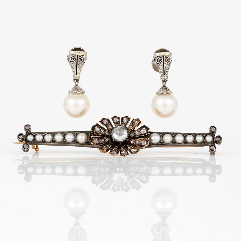BROSCH samt ÖRHÄNGEN, ett par, med odlade pärlor och rosenslipade diamanter.