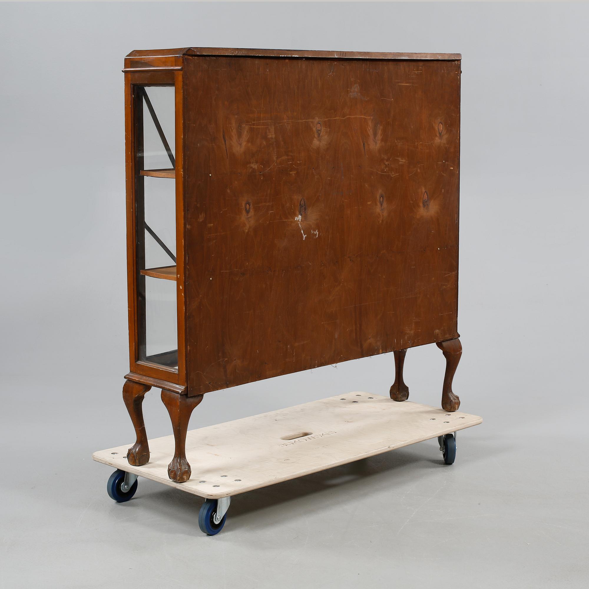 VITRINSKÅP, 1900-talets första hälft.